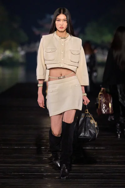 Look 19